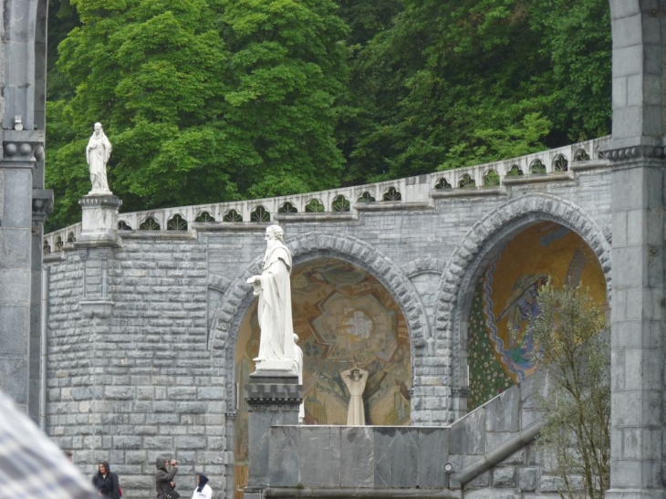 La basilique et ses alentours - Lourdes