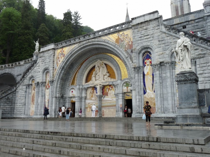 La basilique et ses alentours - Lourdes