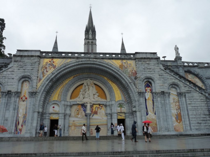 La basilique et ses alentours - Lourdes