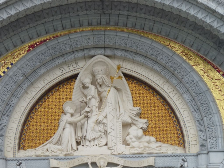 La basilique et ses alentours - Lourdes