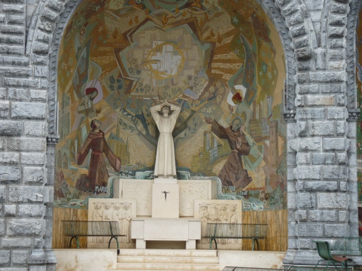 La basilique et ses alentours - Lourdes