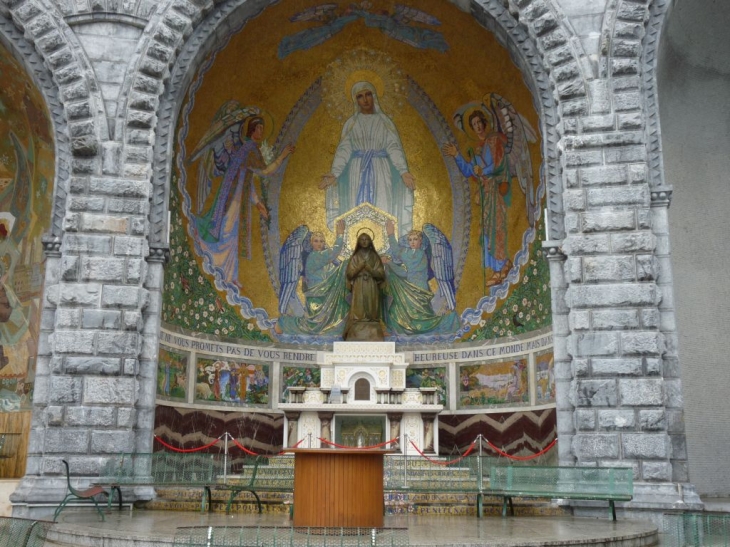 Dans la basilique - Lourdes