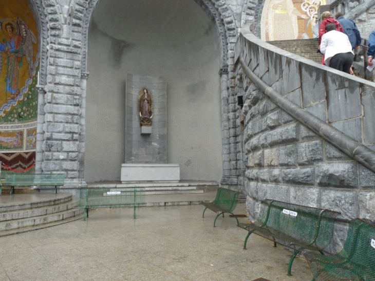 Dans la basilique - Lourdes