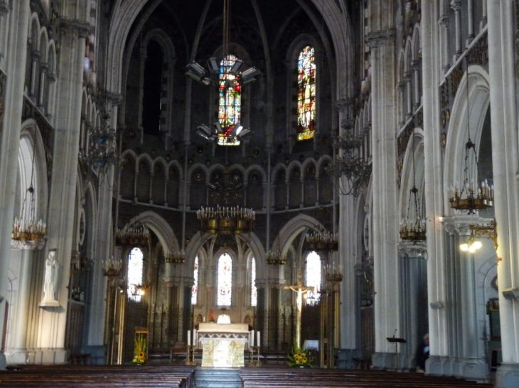 Dans la basilique - Lourdes