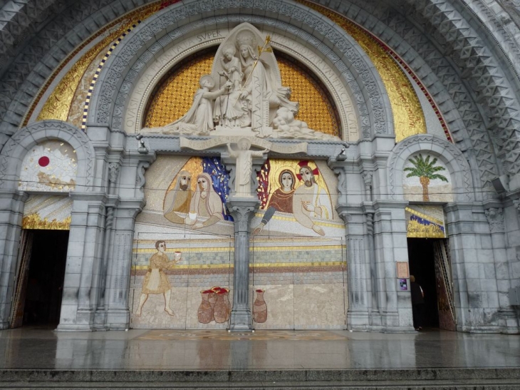 La basilique et ses alentours - Lourdes