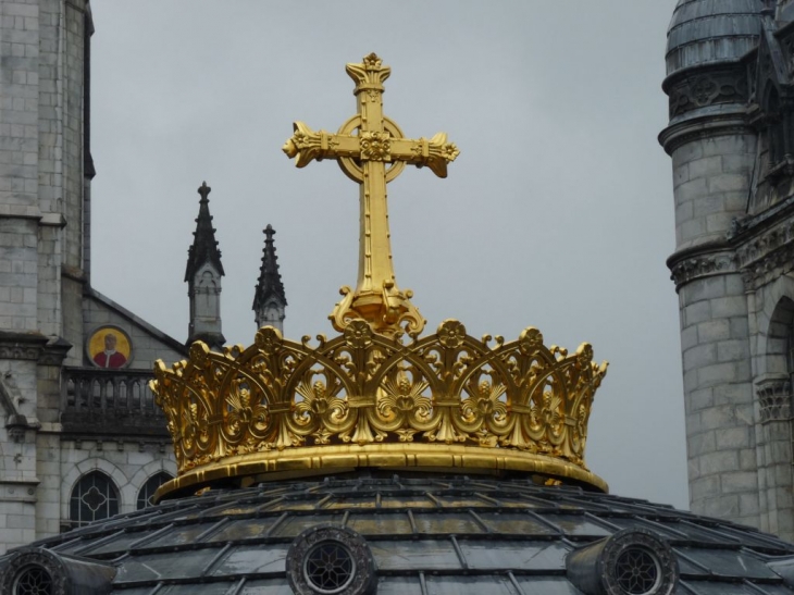 La basilique et ses alentours - Lourdes