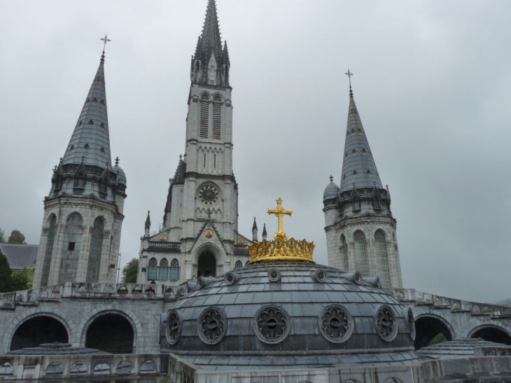 La basilique et ses alentours - Lourdes