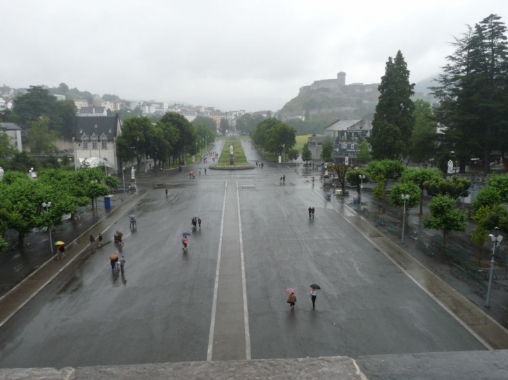 La basilique et ses alentours - Lourdes