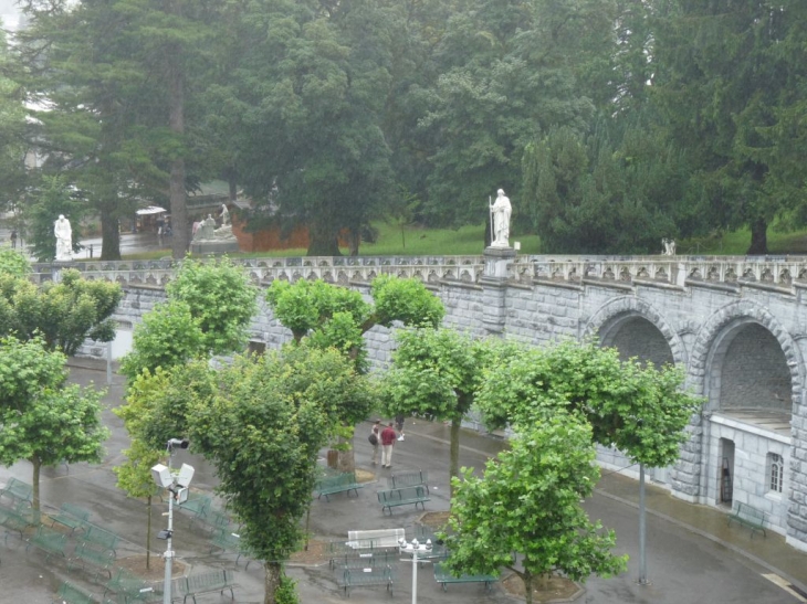 La basilique et ses alentours - Lourdes