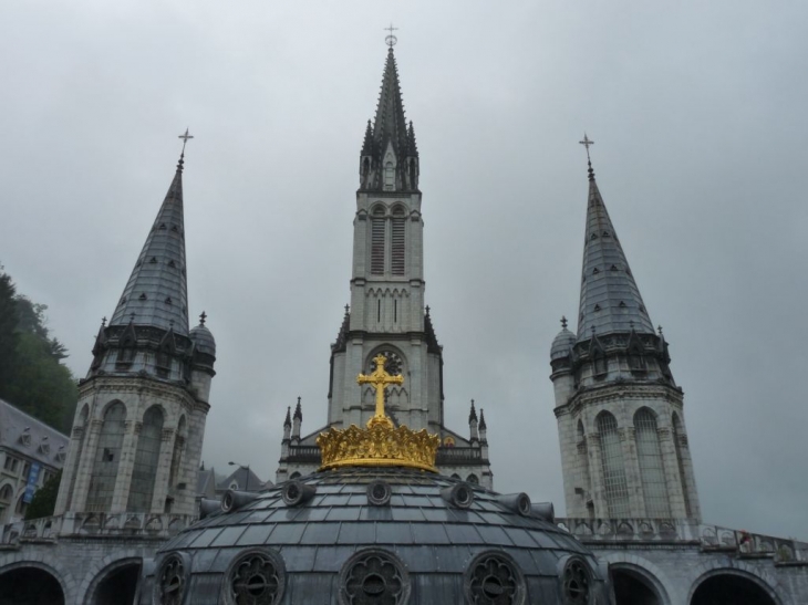 La basilique et ses alentours - Lourdes