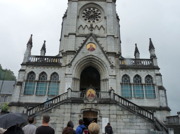 La basilique et ses alentours - Lourdes