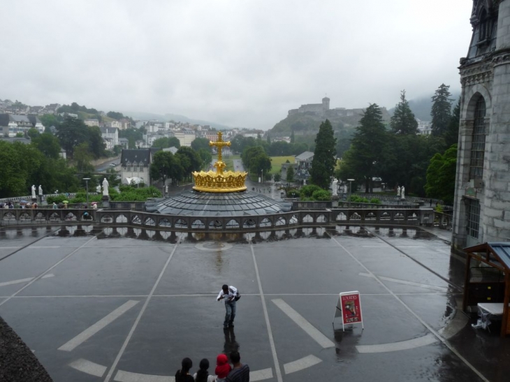 La basilique et ses alentours - Lourdes