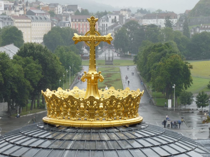 La basilique et ses alentours - Lourdes