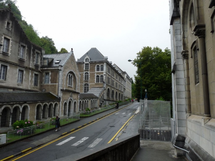 La basilique et ses alentours - Lourdes