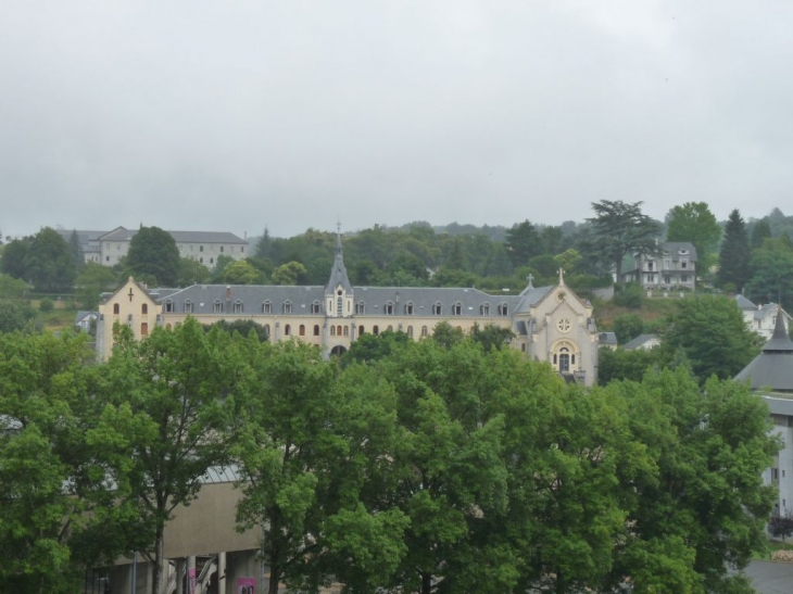 La basilique et ses alentours - Lourdes