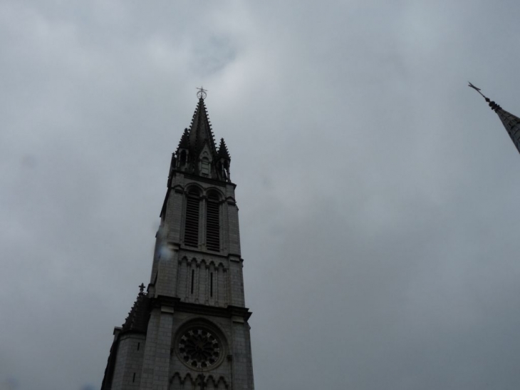 La basilique et ses alentours - Lourdes