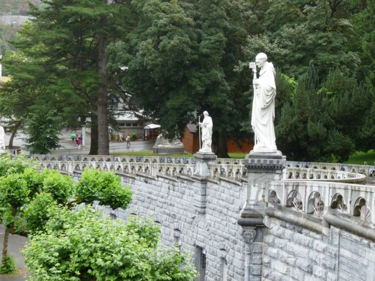 La basilique et ses alentours - Lourdes