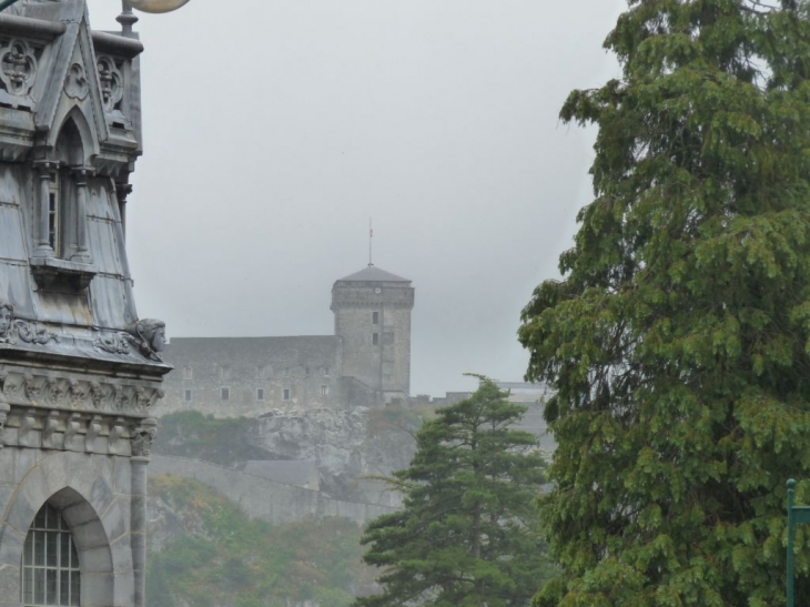 Le donjon du chateau vu de la basilique - Lourdes