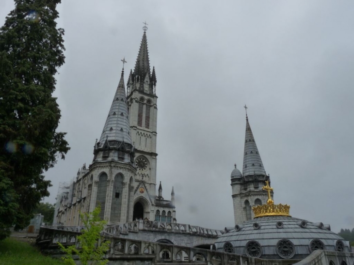 La basilique et ses alentours - Lourdes