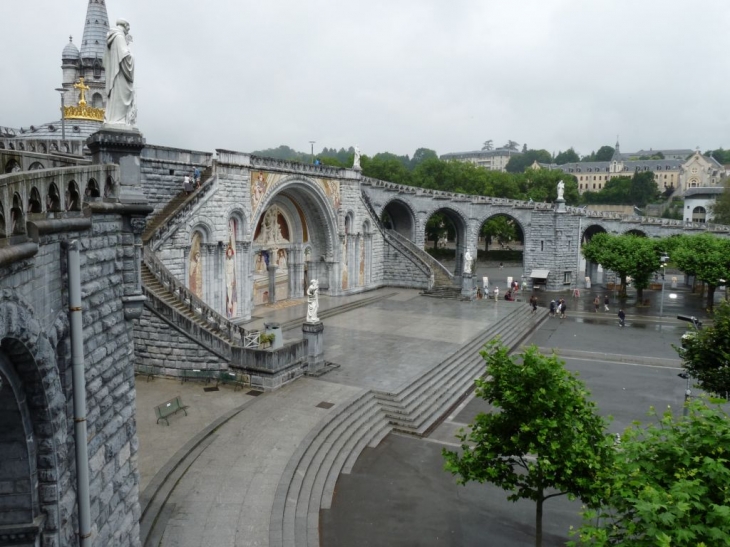 La basilique et ses alentours - Lourdes