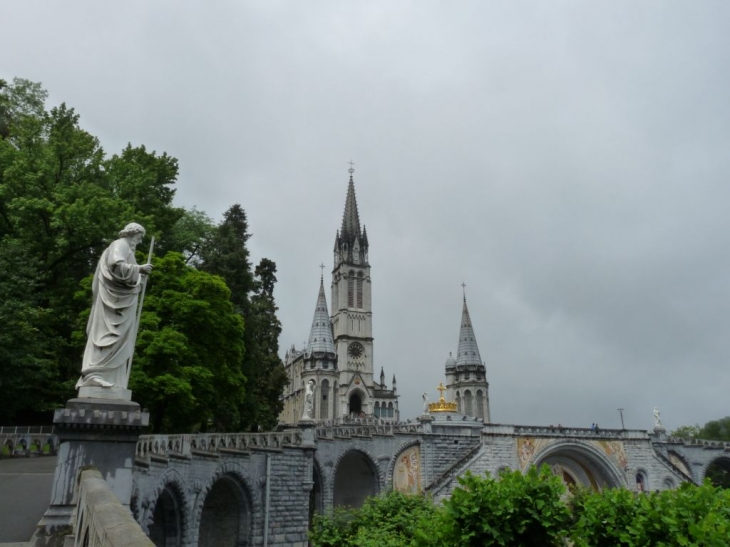 La basilique et ses alentours - Lourdes