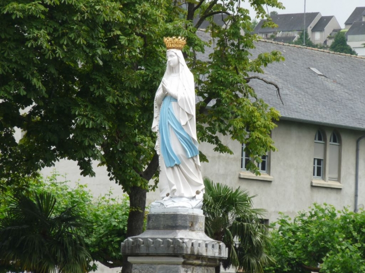 La basilique et ses alentours - Lourdes