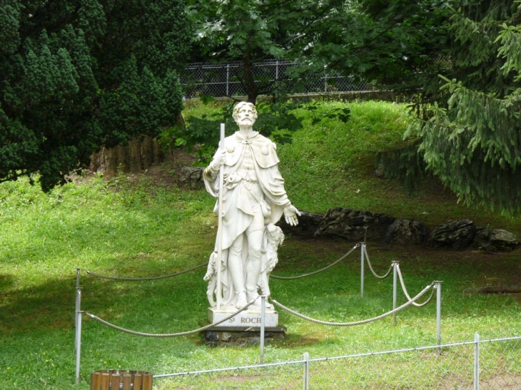 La basilique et ses alentours - Lourdes