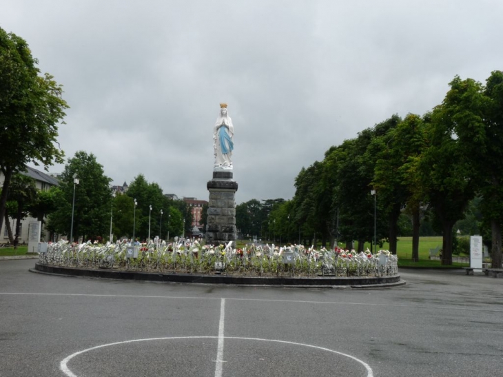 La basilique et ses alentours - Lourdes