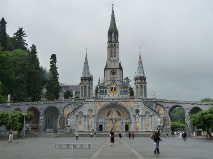 La basilique et ses alentours - Lourdes