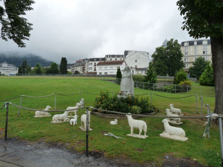 La basilique et ses alentours - Lourdes