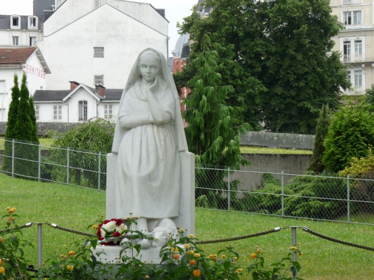 La basilique et ses alentours - Lourdes