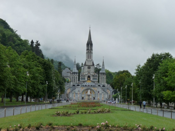 La basilique et ses alentours - Lourdes