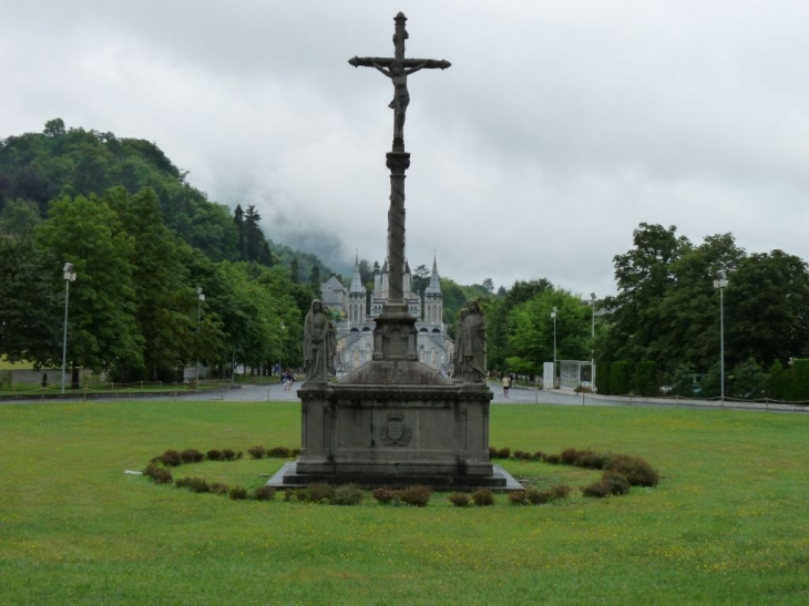 La basilique et ses alentours - Lourdes