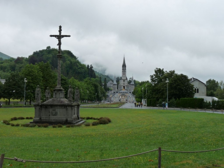 La basilique et ses alentours - Lourdes