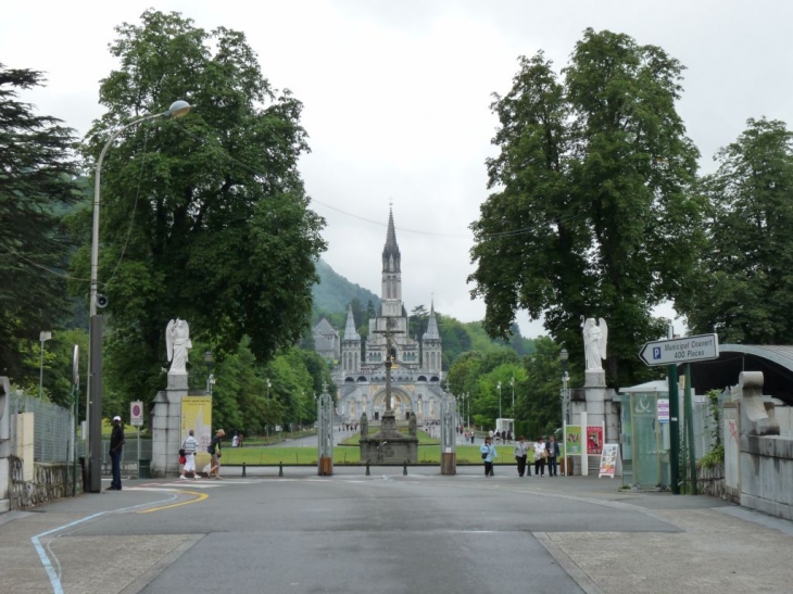 La basilique et ses alentours - Lourdes