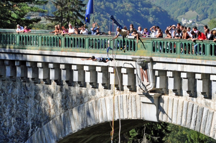 Saut a l'élastique du pont NAPOLEON luz saint sauveur - Luz-Saint-Sauveur