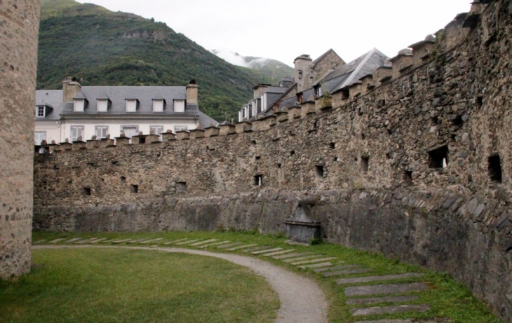 Remparts de l'église - Luz-Saint-Sauveur