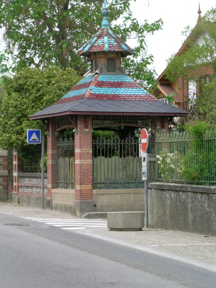 Un pigeonnier, point de repère pour les pèlerins de St Jacques de Compostelle - Maubourguet