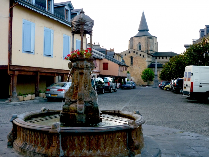 Saint-Savin, sur le chemin de l'abbaye et de son maître-autel. Un beau tympan dans le Lavedan