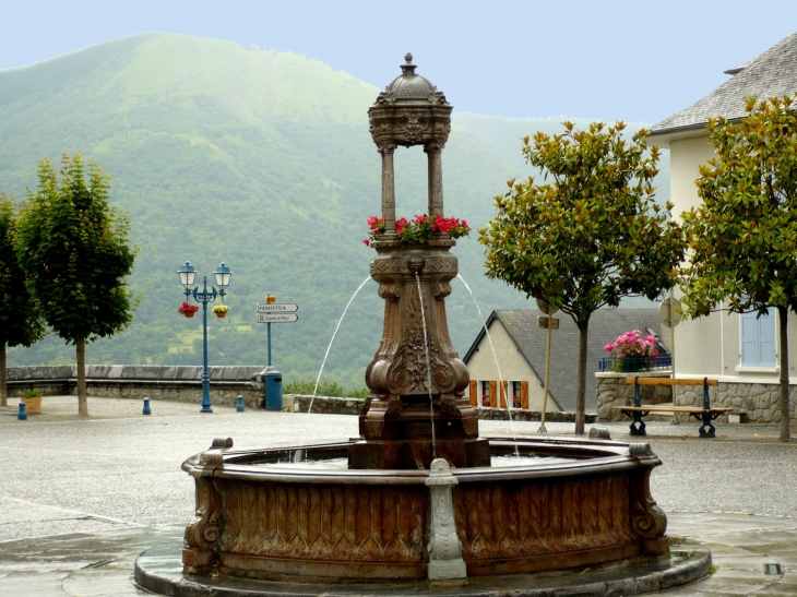 La jolie fontaine de Saint-Savin.