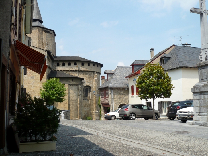 Rue principale, au fond d'abbatiale. - Saint-Savin