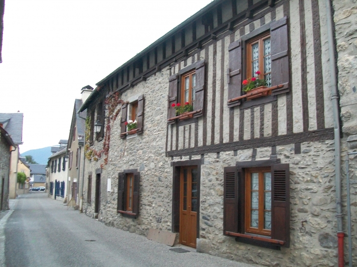 UNE RUE DU VILLAGE - Vielle-Aure