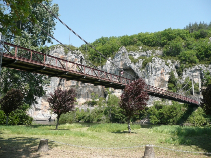 LE PONT SUR LE LOT A VOIE UNIQUE - Bouziès