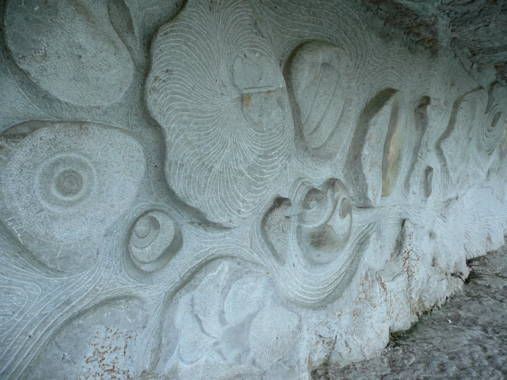 SCULPTURE SUR LA PAROI DU CHEMIN DE HALAGE - Bouziès