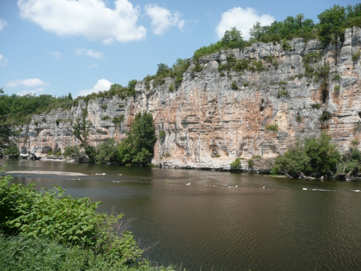 FALAISE A PIC SUR LE LOT - Bouziès