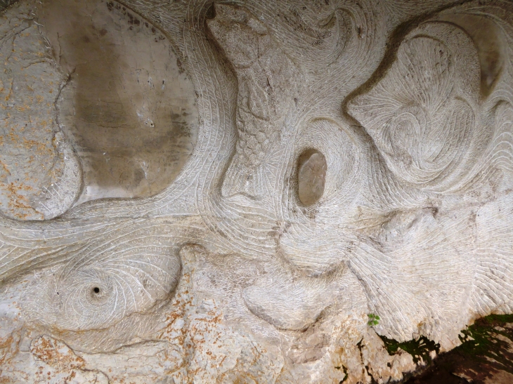 Bas relief de Daniel Monnier sur le chemin de halage - Bouziès