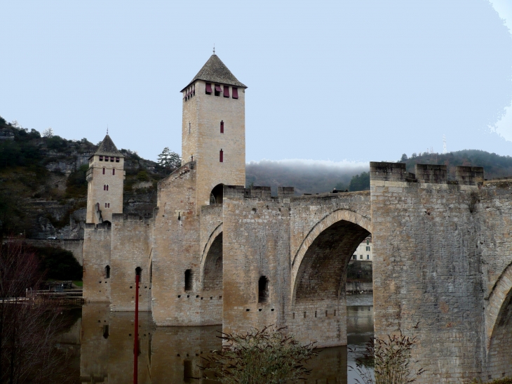 Le Pont Valentré est un pont fortifié du XIVe siècle franchissant le Lot à l'ouest de Cahors.