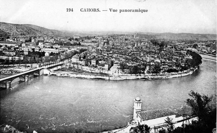 Vue panoramique; vers 1910 (carte postale ancienne). - Cahors