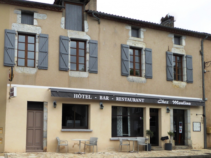 Le célèbre café Moulino cher à  Coluche - Cajarc