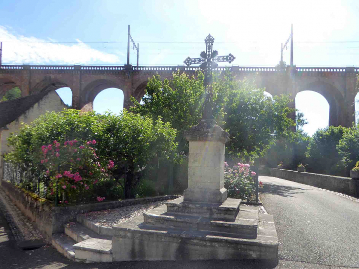 Le viaduc derrière le calvaire - Calamane